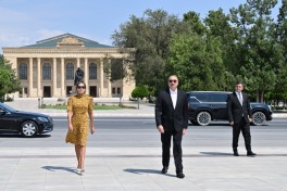 Президент Ильхам Алиев посетил памятник Общенациональному лидеру Гейдару Алиеву в городе Нахчыван