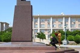 Президент Ильхам Алиев посетил памятник Общенациональному лидеру Гейдару Алиеву в городе Нахчыван