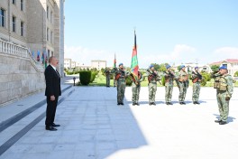 Президент Ильхам Алиев принял участие в церемонии вручения боевых знамён воинским частям коммандо Отдельной общевойсковой армии-ФОТО 