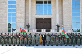 Президент Ильхам Алиев принял участие в церемонии вручения боевых знамён воинским частям коммандо Отдельной общевойсковой армии-ФОТО 