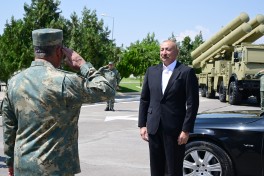 Президент Ильхам Алиев принял участие в церемонии вручения боевых знамён воинским частям коммандо Отдельной общевойсковой армии-ФОТО 