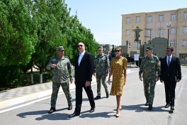 Президент Ильхам Алиев принял участие в церемонии вручения боевых знамён воинским частям коммандо Отдельной общевойсковой армии-ФОТО 