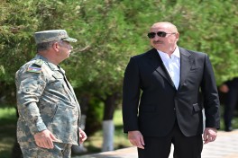 Президент Ильхам Алиев принял участие в церемонии вручения боевых знамён воинским частям коммандо Отдельной общевойсковой армии-ФОТО 