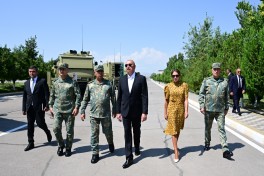 Президент Ильхам Алиев принял участие в церемонии вручения боевых знамён воинским частям коммандо Отдельной общевойсковой армии-ФОТО 