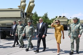 Президент Ильхам Алиев принял участие в церемонии вручения боевых знамён воинским частям коммандо Отдельной общевойсковой армии-ФОТО 