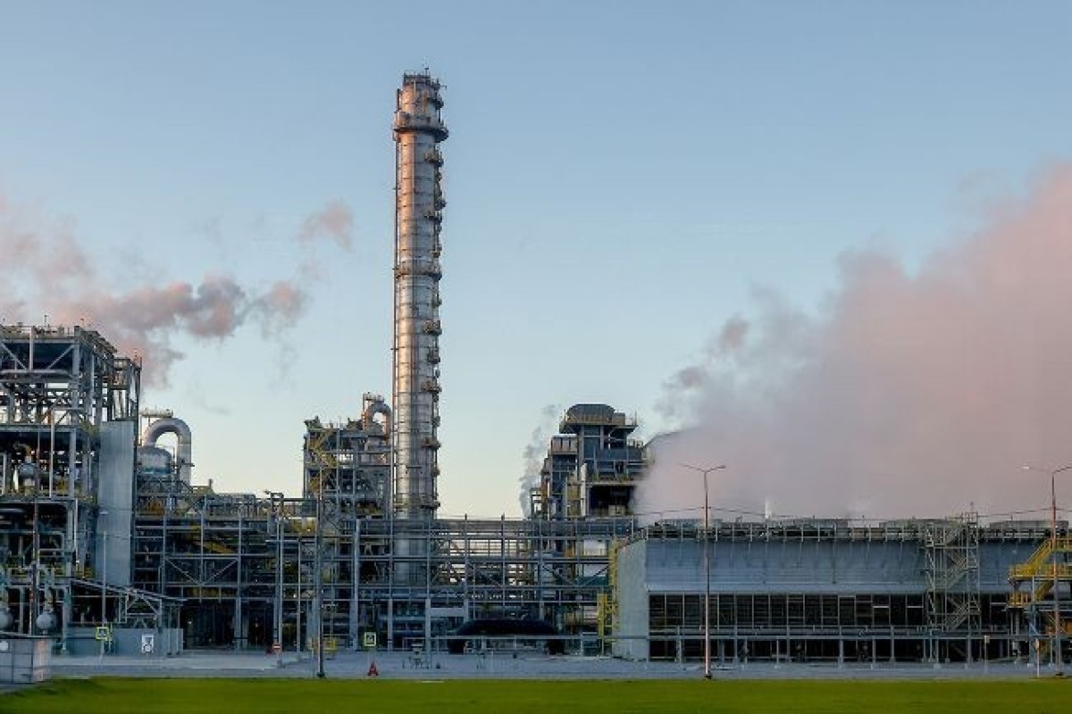 Крупнейший нефтехимический комплекс России в Тобольске остановил работу после атаки дронов