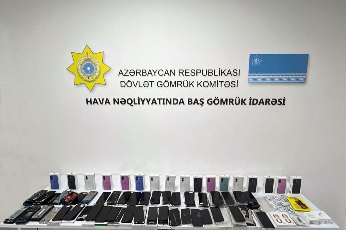 В чемодане пассажира, прибывшего из Стамбула в Баку, обнаружено 17 незадекларированных телефонов