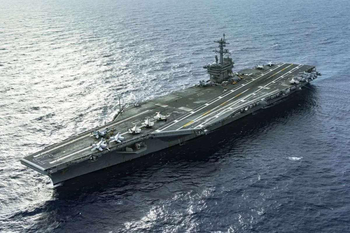 США направят авианосец USS George Washington на Ближний Восток