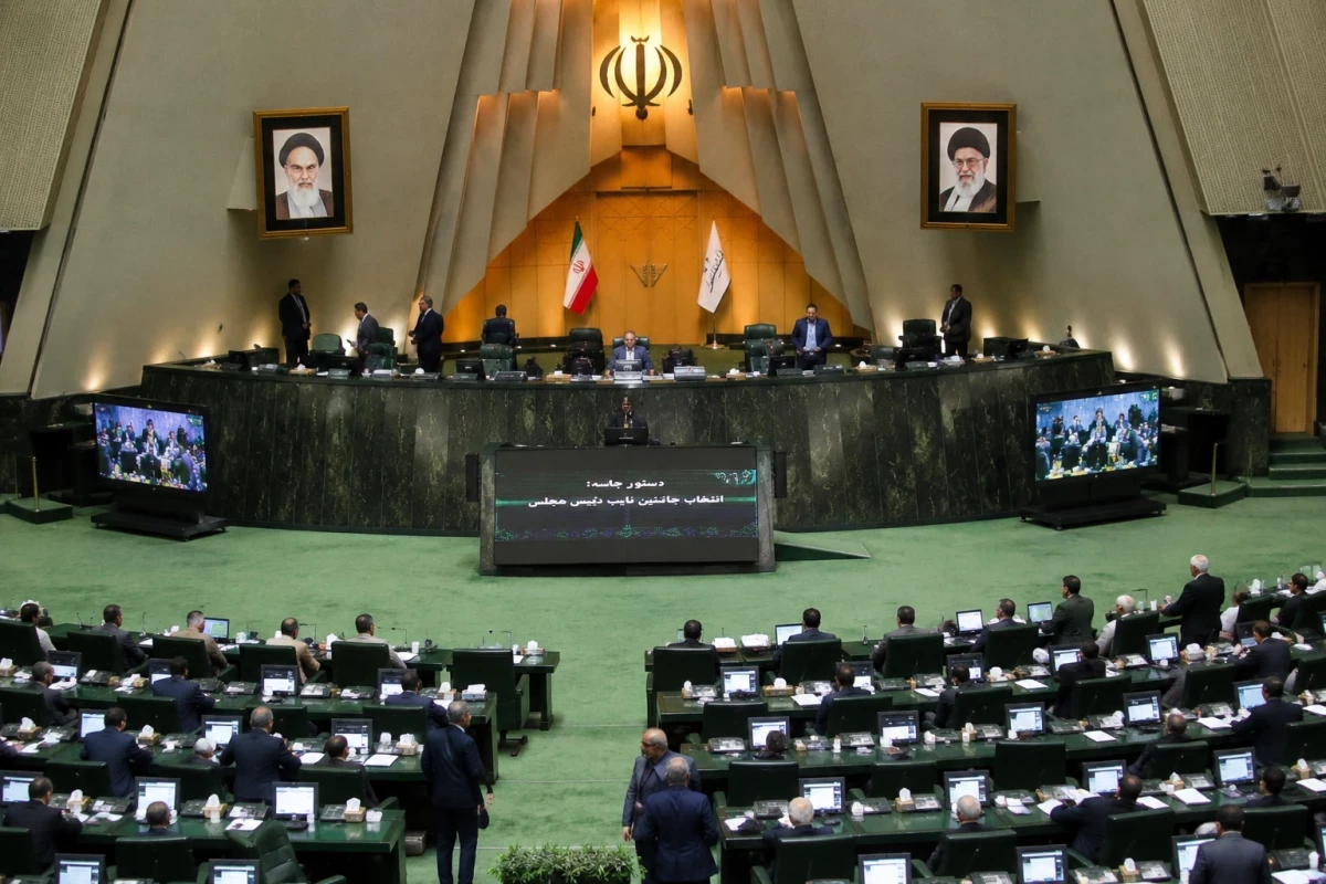 Парламент Ирана одобрил законопроект, запрещающий гражданам давать интервью американским и израильским СМИ