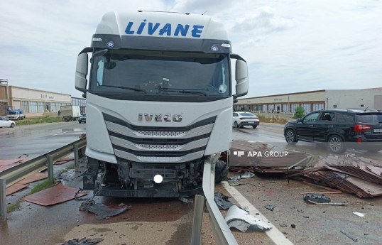 В Гёранбое грузовик совершил аварию, около тонны топлива разлилось на дороге — ФОТО 