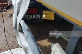 В Гёранбое грузовик совершил аварию, около тонны топлива разлилось на дороге — ФОТО 