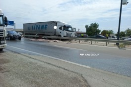 В Гёранбое грузовик совершил аварию, около тонны топлива разлилось на дороге — ФОТО 
