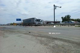 В Гёранбое грузовик совершил аварию, около тонны топлива разлилось на дороге — ФОТО 