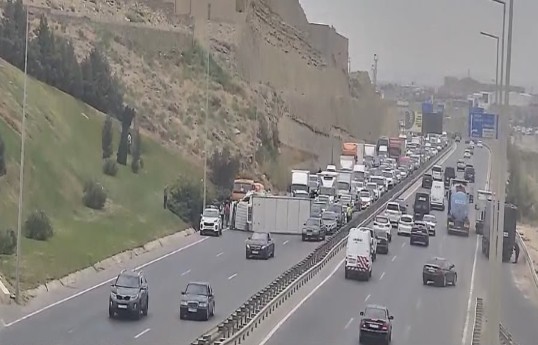 В Баку на дороге опрокинулся грузовик, в направлении Сумгайыта образовался затор