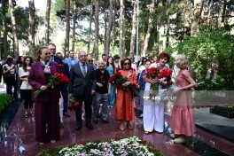 Деятели культуры и представители Минкульта посетили могилу Муслима Магомаева - ФОТО 