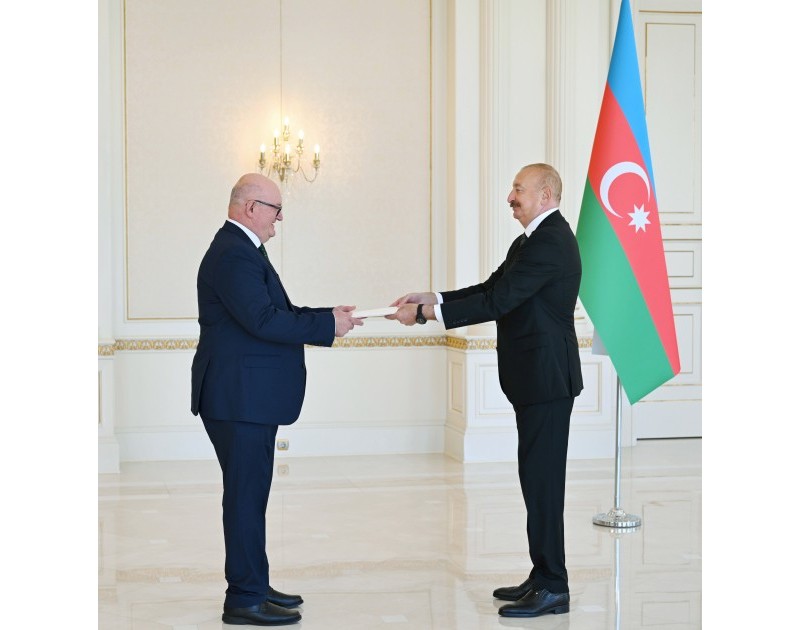 Президент Азербайджана принял верительные грамоты нового посла Великобритании