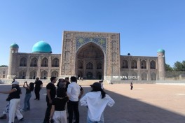 Представители азербайджанских СМИ посетили площадь Регистан в Самарканде -ФОТО 