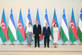 Президенты и первые леди Азербайджана и Узбекистана сделали совместное фото в Государственной резиденции «Куксарой»
