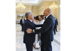 Президенты и первые леди Азербайджана и Узбекистана сделали совместное фото в Государственной резиденции «Куксарой»