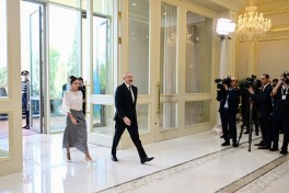 Президенты и первые леди Азербайджана и Узбекистана сделали совместное фото в Государственной резиденции «Куксарой»