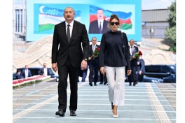 Президент Азербайджана и первая леди возложили цветы к барельефу Общенационального лидера в Ташкенте -ВИДЕО 