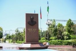 Президент Азербайджана и первая леди возложили цветы к барельефу Общенационального лидера в Ташкенте -ВИДЕО 