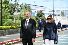 Президент Азербайджана и первая леди возложили цветы к барельефу Общенационального лидера в Ташкенте -ВИДЕО 