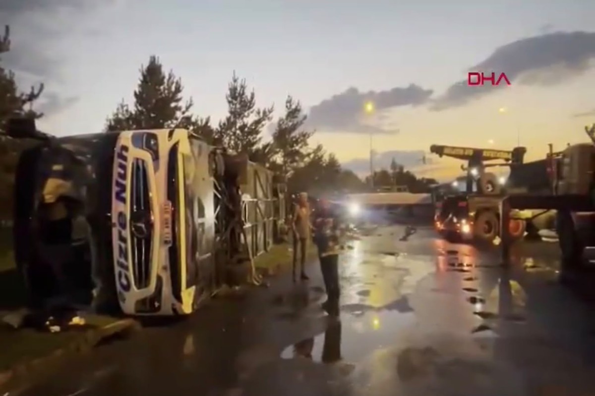 В Турции автобус столкнулся с бензовозом, пострадали 35 человек