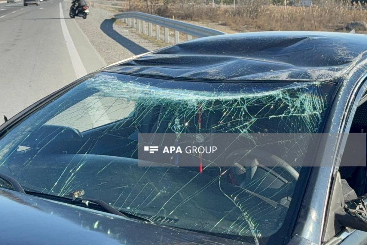 В Балакянском районе автомобиль врезался в столб, пострадали супруги
