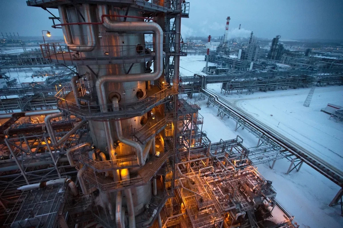 СМИ: Крупнейшие нефтеперерабатывающие заводы Казахстана отказались от поставок бензина в Россию из-за риска санкций