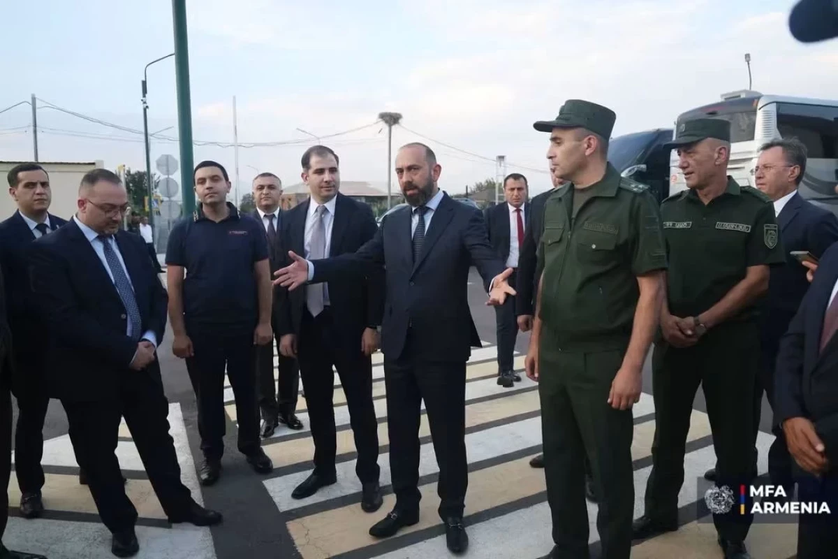 Арарат Мирзоян вместе с армянскими дипломатами посетил КПП на границе Армении и Турции