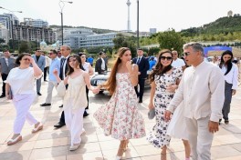 Вице-президент Фонда Гейдара Алиева Лейла Алиева и Арзу Алиева посмотрели выставку и автопробег классических автомобилей-ФОТО 