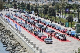 Вице-президент Фонда Гейдара Алиева Лейла Алиева и Арзу Алиева посмотрели выставку и автопробег классических автомобилей-ФОТО 
