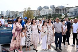 Вице-президент Фонда Гейдара Алиева Лейла Алиева и Арзу Алиева посмотрели выставку и автопробег классических автомобилей-ФОТО 