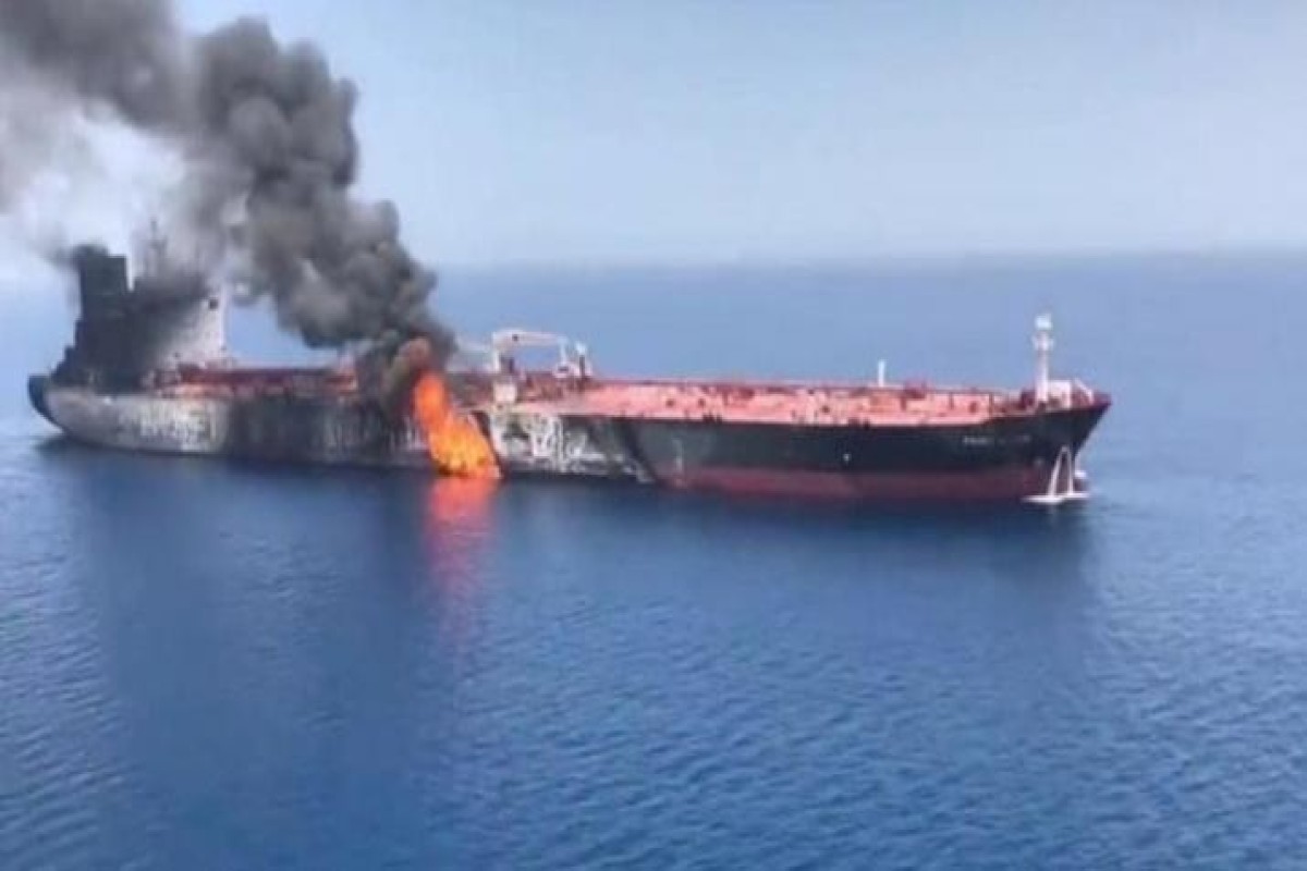 КСИР: Нефтяной супертанкер подорвался на двух морских минах в Ормузском проливе