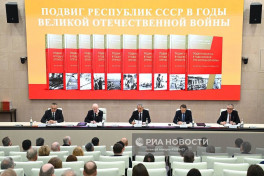 Шойгу вручил Рахману Мустафаеву документальный сборник «Подвиг Азербайджана в годы Второй мировой войны»-ФОТО 