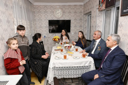 Лейла Алиева и Алена Алиева посетили Гянджинский мемориальный комплекс и семью Национального героя Натигa Гасымова