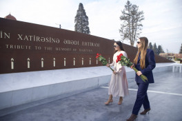 Лейла Алиева и Алена Алиева посетили Гянджинский мемориальный комплекс и семью Национального героя Натигa Гасымова