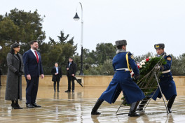 Вице-президент США Джеймс Дэвид Вэнс посетил Аллею шехидов в Баку