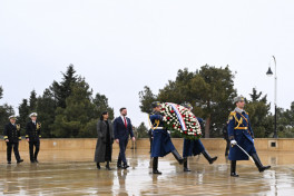 Вице-президент США Джеймс Дэвид Вэнс посетил Аллею шехидов в Баку