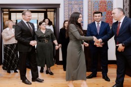 Лейла Алиева приняла участие в церемонии срезки круглого ковра, изготовленного для Шушинской мечети