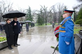 Президент Ильхам Алиев посетил в Белграде памятники Гейдару Алиеву и Милораду Павичу