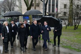 Президент Ильхам Алиев посетил в Белграде памятники Гейдару Алиеву и Милораду Павичу