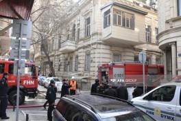Пожар в здании в центре Баку потушен, жильцы эвакуированы, есть пострадавшая -ФОТО-ВИДЕО-ОБНОВЛЕНО-6 