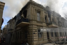 Пожар в здании в центре Баку потушен, жильцы эвакуированы, есть пострадавшая -ФОТО-ВИДЕО-ОБНОВЛЕНО-6 