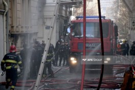 Пожар в здании в центре Баку потушен, жильцы эвакуированы, есть пострадавшая -ФОТО-ВИДЕО-ОБНОВЛЕНО-6 