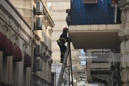 Пожар в здании в центре Баку потушен, жильцы эвакуированы, есть пострадавшая -ФОТО-ВИДЕО-ОБНОВЛЕНО-6 