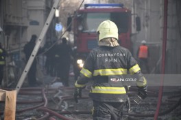Пожар в здании в центре Баку потушен, жильцы эвакуированы, есть пострадавшая -ФОТО-ВИДЕО-ОБНОВЛЕНО-6 