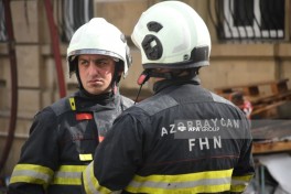 Пожар в здании в центре Баку потушен, жильцы эвакуированы, есть пострадавшая -ФОТО-ВИДЕО-ОБНОВЛЕНО-6 
