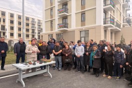 В город Агдам прибыла очередная группа переселенцев, им вручены ключи от квартир-ВИДЕО-ОБНОВЛЕНО-2 